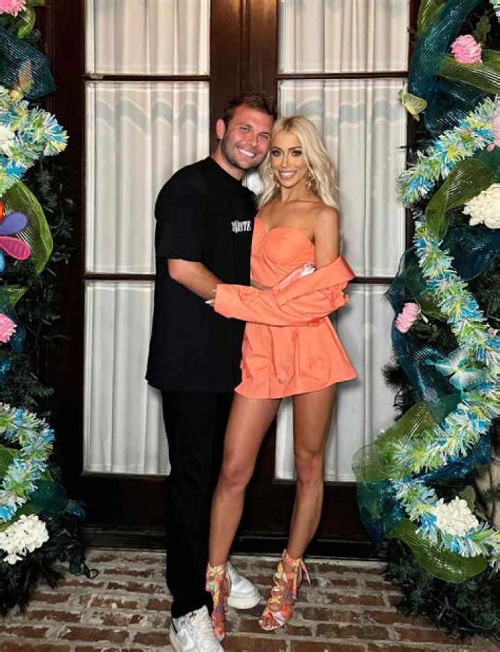 Capturing Love: The Story Behind Jodi and Travis Photos