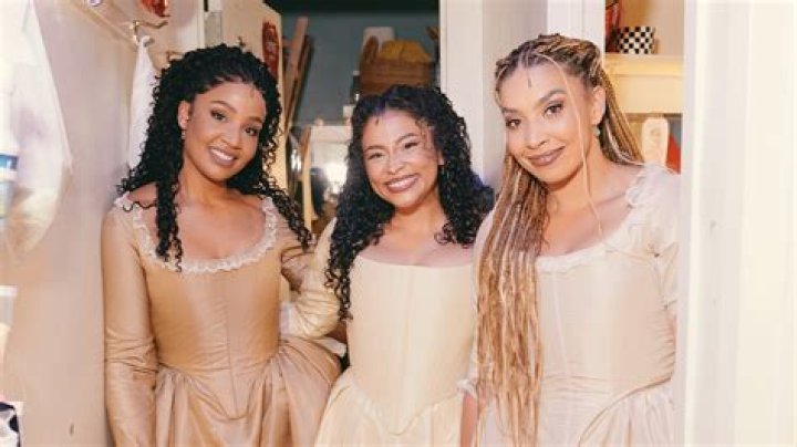 Fernandez Sisters: Meet Vicente's Kin