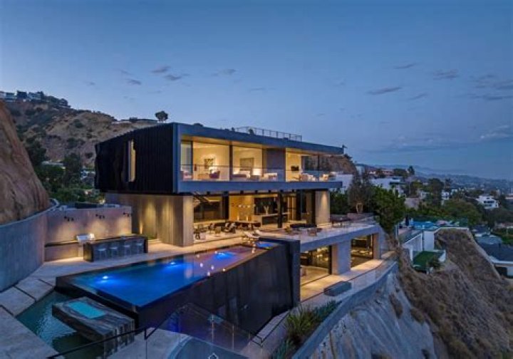 John Travolta's Stunning Casa: A Look Inside!